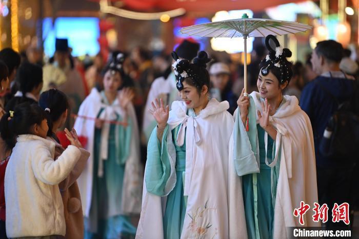 圖為街區(qū)人員著傳統(tǒng)服飾與游人互動(dòng)。李亞龍 攝</p>
<p>