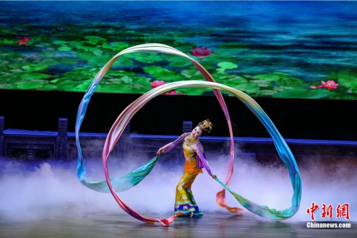 2023年4月17日晚，中國經典舞劇《絲路花雨》在澳門百老匯劇場演出。甘肅演藝集團 供圖