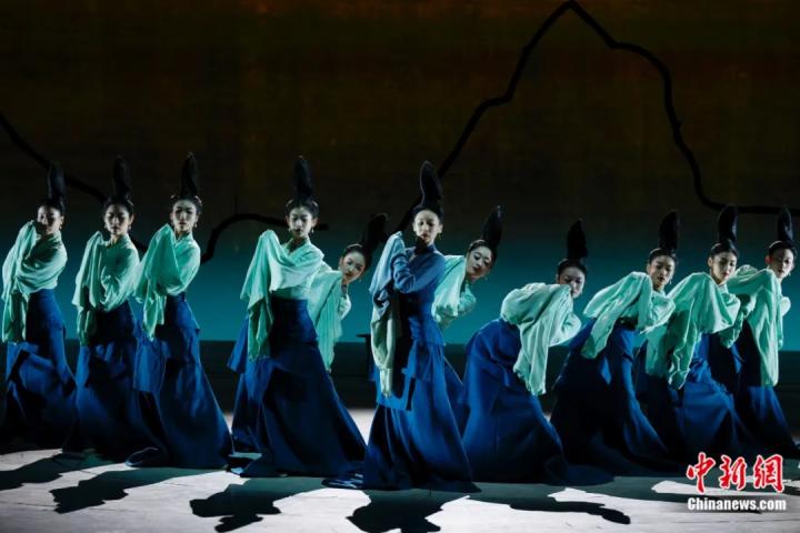 2024年2月29日晚，舞蹈詩劇《只此青綠》在北京上演，多國駐華使節(jié)和國際組織代表前來觀賞。韓海丹 攝