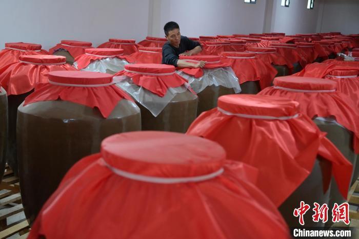圖為5月10日，工作人員在儲(chǔ)酒庫(kù)檢查酒缸密封性。九美旦增　攝