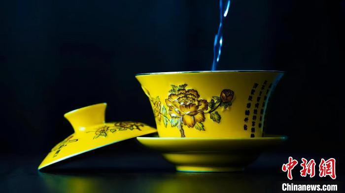 2023年5月，拍攝的臨夏特色茶飲——蓋碗茶。(資料圖)臨夏市融媒體中心供圖