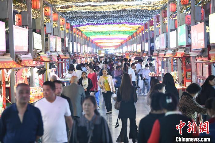 圖為燈光亮起，明清街夜市人氣漸旺。　戴文昌 攝</p><p>