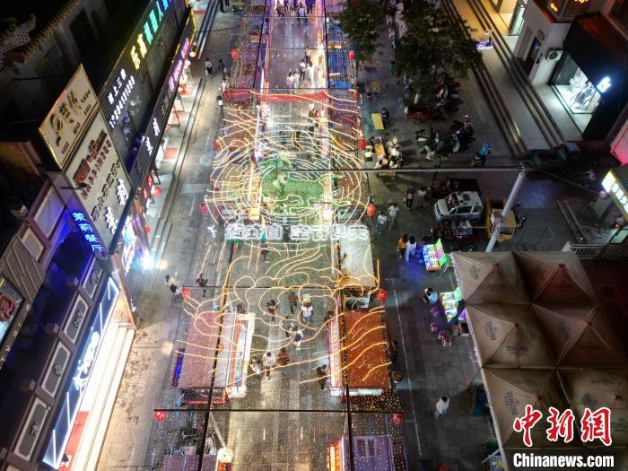 圖為明清街夜市燈光點(diǎn)亮具有武威文化元素的“銅奔馬”彩燈。(無(wú)人機(jī)照片) 　戴文昌 攝</p><p>