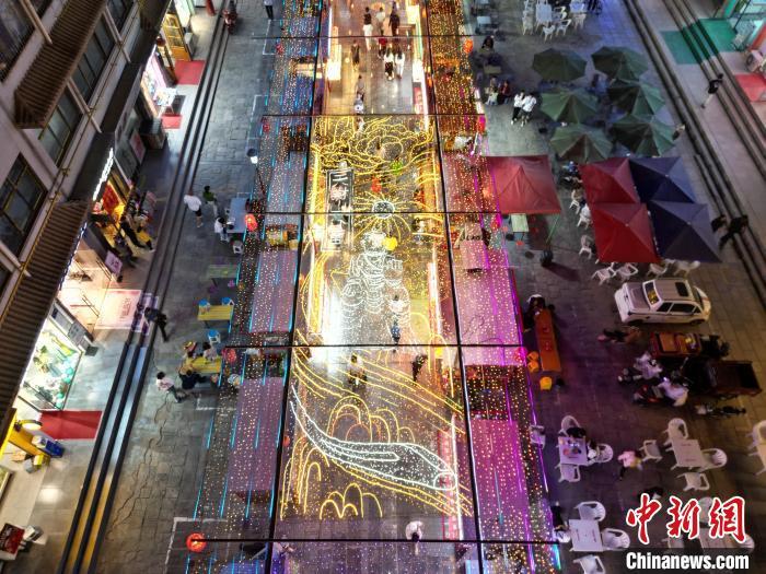 圖為明清街夜市燈光點(diǎn)亮具有武威文化元素的“天梯山石窟”彩燈。(無(wú)人機(jī)照片) 　戴文昌 攝</p><p>