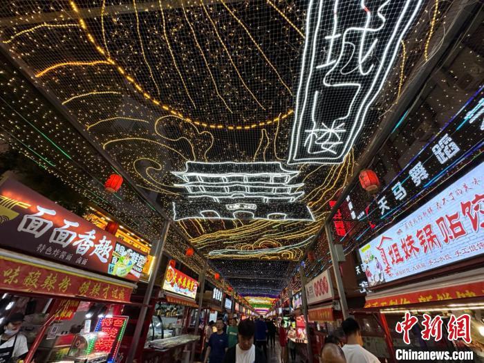 圖為明清街夜市燈光點(diǎn)亮具有武威文化元素的“涼州古城門(mén)”彩燈。　戴文昌 攝</p><p>