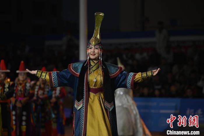 圖為開幕式現(xiàn)場蒙古族服飾秀。李亞龍 攝