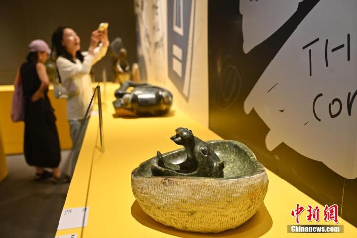 圖為該藝術(shù)展展陳的蛇紋石作品《河馬池》。中新社記者 李亞龍 攝