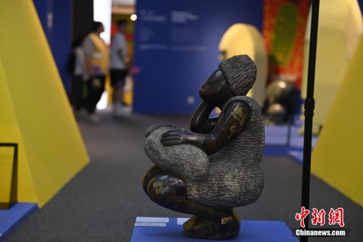 圖為游客參觀藝術(shù)展。中新社記者 李亞龍 攝</p>
<p>