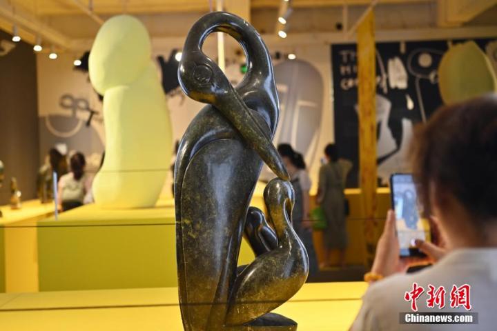 圖為游客拍攝蛇紋石作品《依戀》。中新社記者 李亞龍 攝