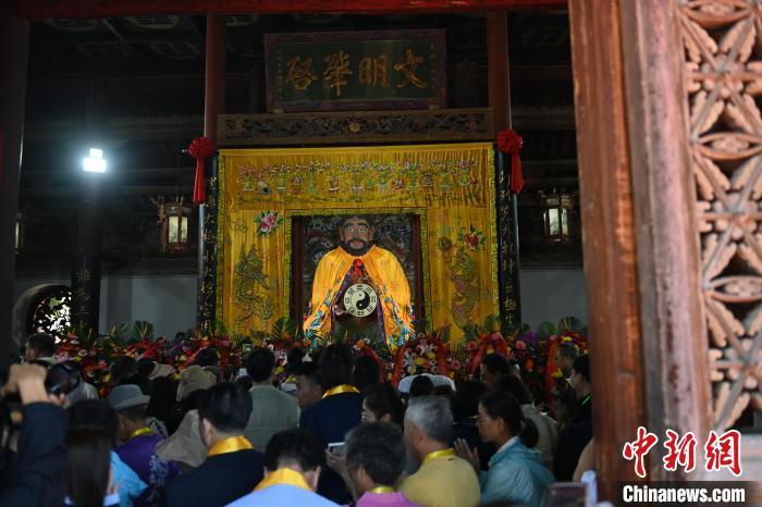 6月21日，2024(甲辰)年公祭中華人文始祖伏羲大典在甘肅天水舉行，來(lái)自海峽兩岸及港澳地區(qū)約500人現(xiàn)場(chǎng)共祭中華人文始祖伏羲。中新社記者 李亞龍 攝