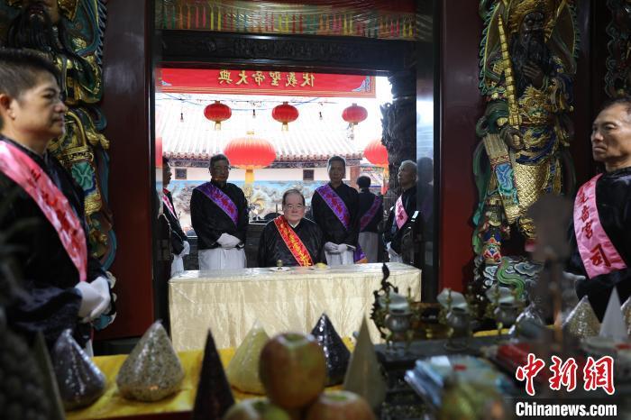 6月21日，“2024(甲辰年)兩岸共祭人文始祖伏羲典禮”在臺(tái)灣新北舉行。擔(dān)任主祭官的先嗇宮董事長(zhǎng)、中國(guó)國(guó)民黨前秘書(shū)長(zhǎng)李乾龍(中)出席典禮并擔(dān)任主祭官。中新社記者 張曉曦 攝