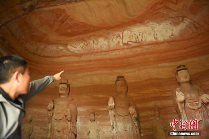 7月15日，甘肅省平?jīng)鍪袥艽h百里石窟長廊中的南石窟寺1號窟內(nèi)，工作人員介紹窟內(nèi)僅存的浮雕——佛傳故事。百里石窟長廊位于涇川縣境內(nèi)，由512個石窟、5眼窟中石井組成，現(xiàn)存王母宮石窟、鳳凰山石窟、南石窟寺、丈八寺石窟、羅漢洞石窟、太山寺石窟等規(guī)模較大的石窟群，還有數(shù)量眾多的小石窟群。南石窟寺開鑿于北魏永平三年，其中1號窟屬于大型七佛窟，七佛高達(dá)6米。中新社記者 李亞龍 攝</p>
<p>