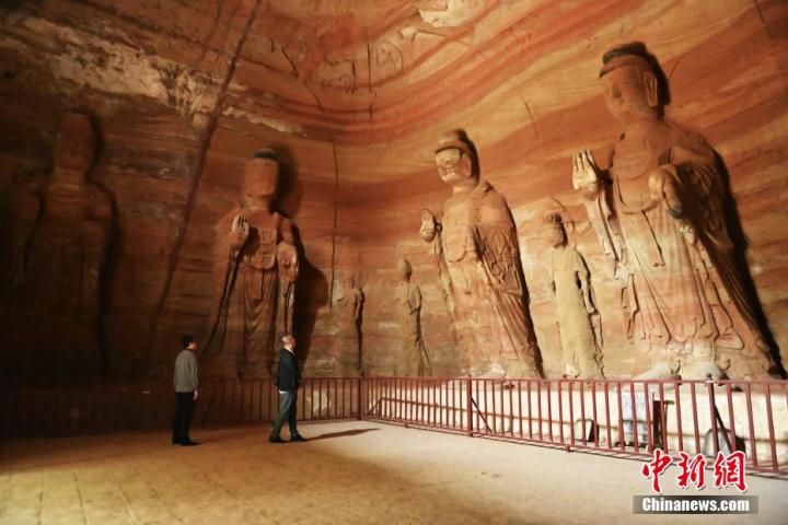 7月15日，游人參觀甘肅省平?jīng)鍪袥艽h百里石窟長廊中的南石窟寺1號窟。百里石窟長廊位于涇川縣境內(nèi)，由512個石窟、5眼窟中石井組成，現(xiàn)存王母宮石窟、鳳凰山石窟、南石窟寺、丈八寺石窟、羅漢洞石窟、太山寺石窟等規(guī)模較大的石窟群，還有數(shù)量眾多的小石窟群。南石窟寺開鑿于北魏永平三年，其中1號窟屬于大型七佛窟，七佛高達(dá)6米。中新社記者 李亞龍 攝