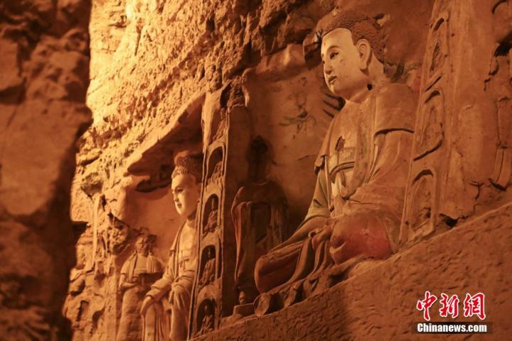 7月15日，甘肅省平?jīng)鍪袥艽h百里石窟長廊中的王母宮石窟造像。百里石窟長廊位于涇川縣境內(nèi)，由512個石窟、5眼窟中石井組成，現(xiàn)存王母宮石窟、鳳凰山石窟、南石窟寺、丈八寺石窟、羅漢洞石窟、太山寺石窟等規(guī)模較大的石窟群，還有數(shù)量眾多的小石窟群。王母宮石窟又名千佛洞，該窟設(shè)計(jì)宏大，造像生動，窟內(nèi)擁有造像數(shù)百尊，是較為珍貴的佛教文化歷史遺存。中新社記者 李亞龍 攝</p>
<p>