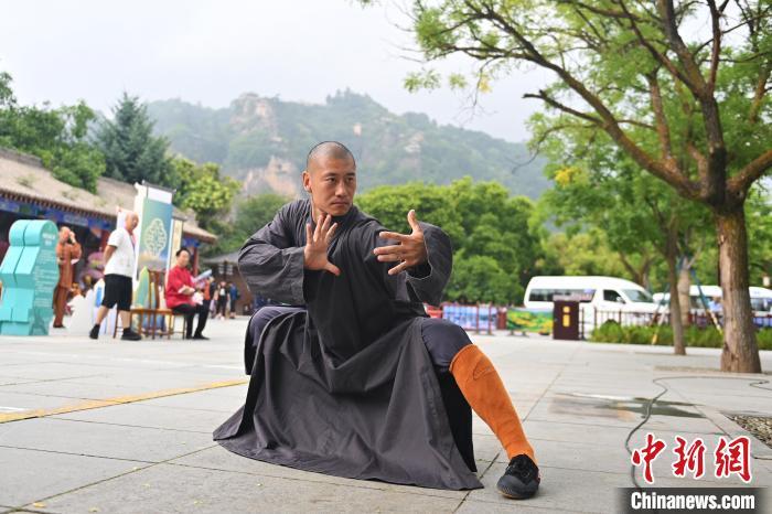 7月14日，甘肅省平?jīng)鍪嗅轻忌骄皡^(qū)內(nèi)，嵩山少林弟子展示武藝。7月13日至14日，“2024年北京體育大學(xué)第十五屆國際武術(shù)比賽交流大會暨首屆崆峒山國際武術(shù)大會”舉行，大會也在崆峒山景區(qū)進(jìn)行問道崆峒、武術(shù)高級研修班、崆峒拜師等系列活動。中新社記者 李亞龍 攝</p>
<p>