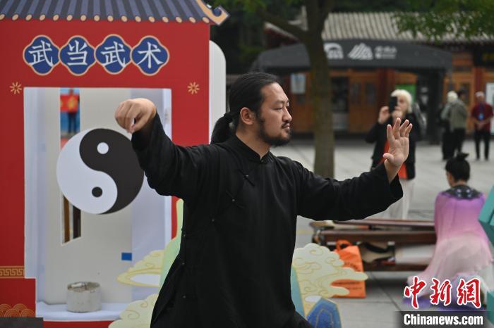 7月14日，甘肅省平?jīng)鍪嗅轻忌骄皡^(qū)內(nèi)，武當(dāng)玄武派傳承人展示武當(dāng)武術(shù)。7月13日至14日，“2024年北京體育大學(xué)第十五屆國際武術(shù)比賽交流大會暨首屆崆峒山國際武術(shù)大會”舉行，大會也在崆峒山景區(qū)進(jìn)行問道崆峒、武術(shù)高級研修班、崆峒拜師等系列活動。中新社記者 李亞龍 攝</p>
<p>