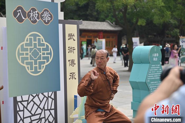 7月14日，甘肅省平?jīng)鍪嗅轻忌骄皡^(qū)內(nèi)，八極拳傳承人展示八極拳。7月13日至14日，“2024年北京體育大學(xué)第十五屆國際武術(shù)比賽交流大會暨首屆崆峒山國際武術(shù)大會”舉行，大會也在崆峒山景區(qū)進(jìn)行問道崆峒、武術(shù)高級研修班、崆峒拜師等系列活動。中新社記者 李亞龍 攝</p>
<p>