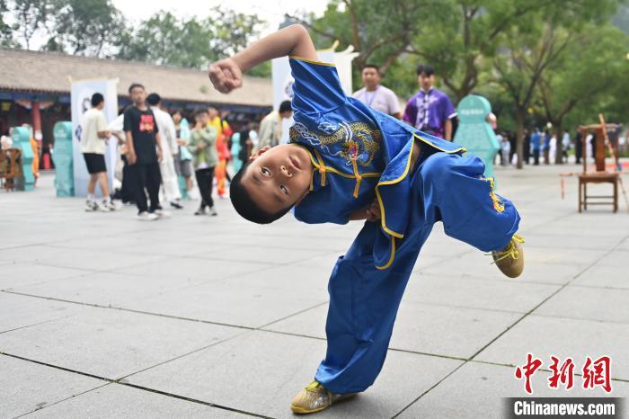 7月14日，甘肅省平?jīng)鍪嗅轻忌骄皡^(qū)內(nèi)，小朋友展示查拳。7月13日至14日，“2024年北京體育大學(xué)第十五屆國際武術(shù)比賽交流大會暨首屆崆峒山國際武術(shù)大會”舉行，大會也在崆峒山景區(qū)進(jìn)行問道崆峒、武術(shù)高級研修班、崆峒拜師等系列活動。中新社記者 李亞龍 攝</p>
<p>