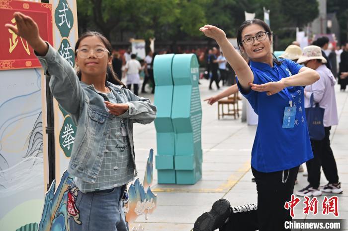 7月14日，甘肅省平?jīng)鍪嗅轻忌骄皡^(qū)內(nèi)，霍氏練手拳傳承人、霍元甲玄孫女霍靜虹(右)教授武術(shù)愛好者霍氏練手拳。7月13日至14日，“2024年北京體育大學(xué)第十五屆國際武術(shù)比賽交流大會暨首屆崆峒山國際武術(shù)大會”舉行，大會也在崆峒山景區(qū)進(jìn)行問道崆峒、武術(shù)高級研修班、崆峒拜師等系列活動。中新社記者 李亞龍 攝</p>
<p>
