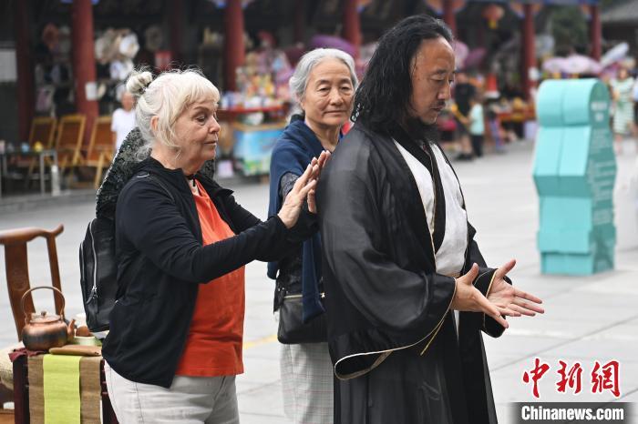 7月14日，甘肅省平?jīng)鍪嗅轻忌骄皡^(qū)內(nèi)，外籍武術(shù)愛好者感受青城武術(shù)。7月13日至14日，“2024年北京體育大學(xué)第十五屆國際武術(shù)比賽交流大會暨首屆崆峒山國際武術(shù)大會”舉行，大會也在崆峒山景區(qū)進(jìn)行問道崆峒、武術(shù)高級研修班、崆峒拜師等系列活動。中新社記者 李亞龍 攝</p>
<p>