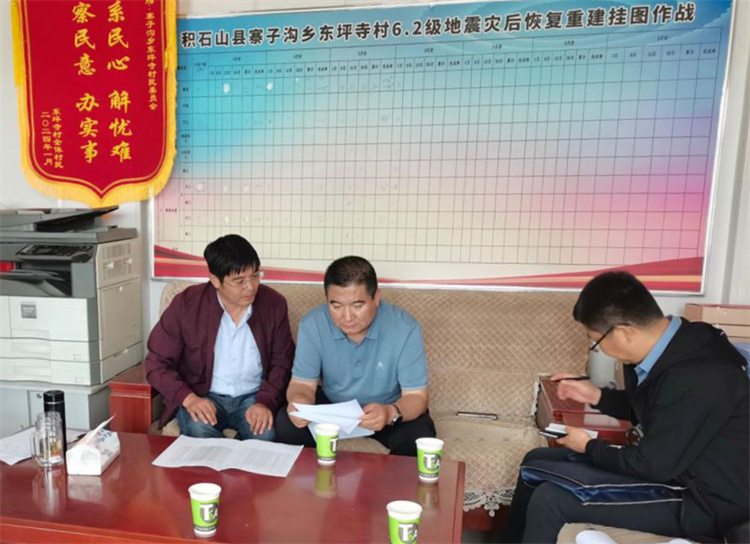 州縣紀(jì)委監(jiān)委機(jī)關(guān)聯(lián)合督查組對(duì)下沉干部 、駐村干部 、包村組長、村干部 “四級(jí)”干部履職到崗情況，以及工作日志和民情臺(tái)賬、訴求臺(tái)賬進(jìn)行日常監(jiān)督檢查，壓實(shí)工作責(zé)任。.jpg