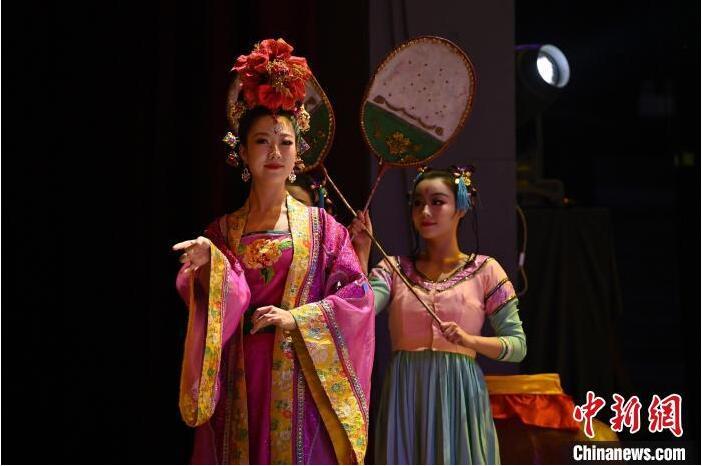 7月18日晚，中國(guó)經(jīng)典舞劇《絲路花雨》在甘肅蘭州黃河劇院進(jìn)行演出。中國(guó)經(jīng)典舞劇《絲路花雨》迎來45周年，7月17日-8月4日在蘭州開啟為期多天的駐場(chǎng)演出。該舞劇取材于敦煌莫高窟壁畫，集中國(guó)霓裳羽衣舞、敦煌舞、印度舞、黑巾舞、波斯馬鈴舞等于一身，自1979年演出至今，該劇先后在40多個(gè)國(guó)家和地區(qū)演出近4000場(chǎng)，觀眾550多萬人次。中新社記者 李亞龍 攝</p>
<p>