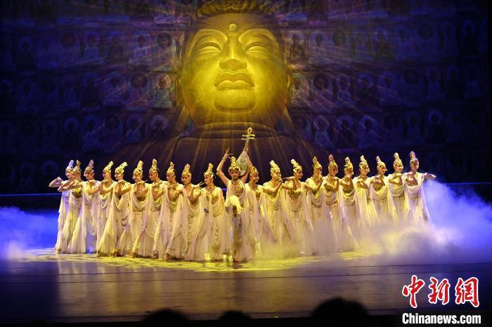 7月18日晚，中國(guó)經(jīng)典舞劇《絲路花雨》在甘肅蘭州黃河劇院演出。李亞龍 攝