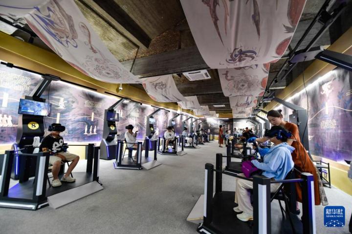 7月22日，游客線下體驗“尋境敦煌——數(shù)字敦煌沉浸展”。新華社記者 郎兵兵 攝</p>
<p>