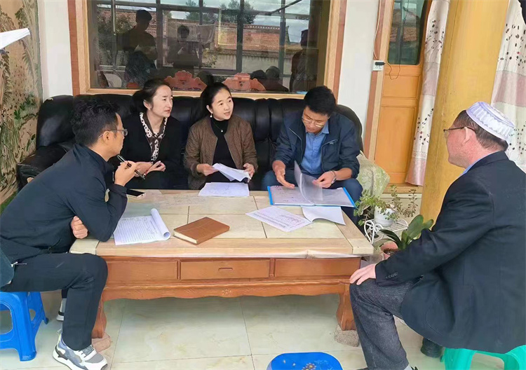 臨潭縣卓洛鄉(xiāng)紀(jì)委工作人員在下園子村農(nóng)戶家中了解在發(fā)放大病救助補助資金中是否存在落實不及時、不到位等作風(fēng)方面的問題。.jpg