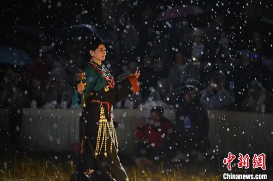 圖為2024年8月6日晚大賽現(xiàn)場模特進(jìn)行比賽。李亞龍 攝