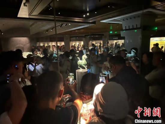 8月17日至23日，“濃濃民族情 兩岸一家親”臺(tái)灣同胞參訪團(tuán)甘肅行交流活動(dòng)在甘肅展開。圖為臺(tái)胞參觀甘肅省博物館。中新社記者 閆姣 攝