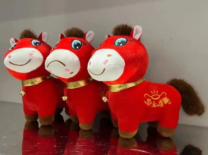 義烏工人縫反玩偶嘴角，“哭哭馬” 引爆情緒消費(fèi)