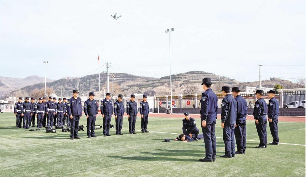 岷縣特警開(kāi)展“空地一體”綜合實(shí)戰(zhàn)培訓(xùn)