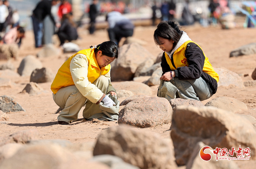 讓志愿紅點(diǎn)亮黃河岸線！蘭州開(kāi)展保護(hù)母親河主題活動(dòng)